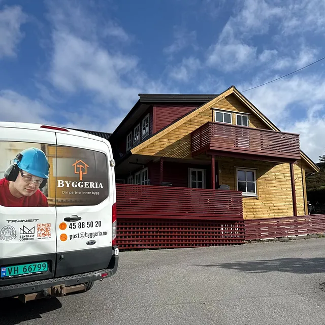 Enebolig med trepanel og rødmalt veranda, Byggeria-bil parkert foran.