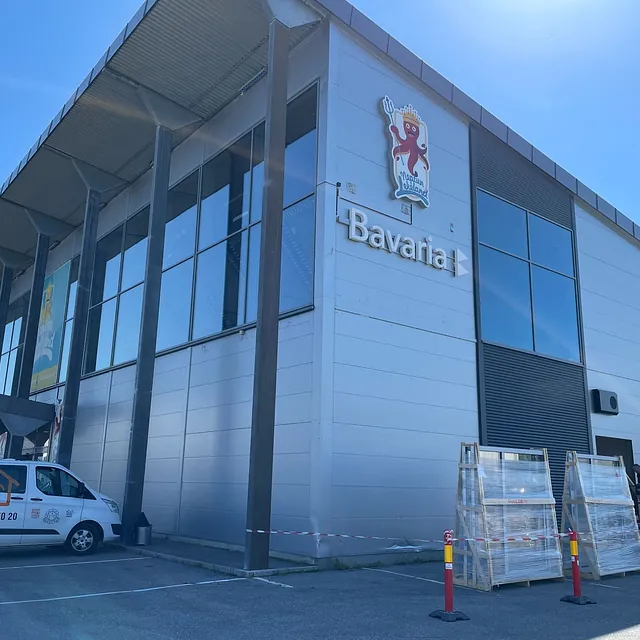 Fasadebilde av Bavaria-bygget med varebil og byggeutstyr utenfor.