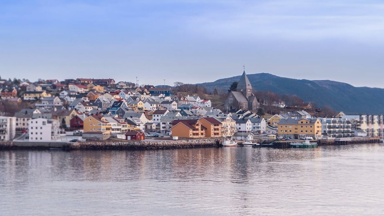 Bybilde av kristiansund ved sjøen